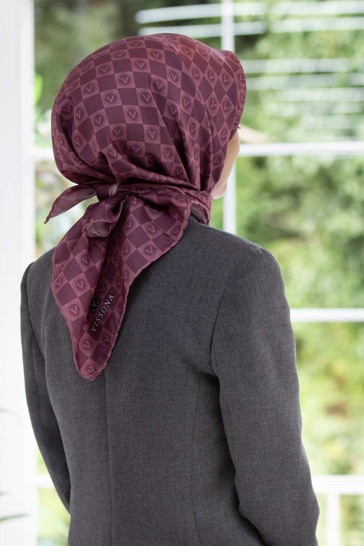 %100 Twill İpek Monogram Desenli Gül Kurusu Renkli 90x90 Eşarp Dikim Şekli : El Dikişi