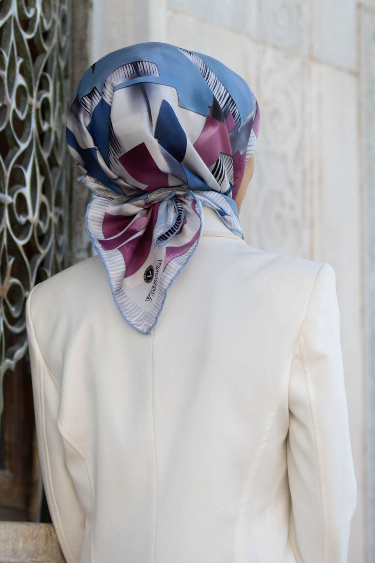 %100 Twill İpek Geometrik Desenli İndigo - Mürdüm Kabuğu Renkli 90x90 Eşarp Dikim Şekli : El Dikişi