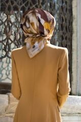 %100 Twill İpek Geometrik Desenli Gold - Sütlü Kahve Kabuğu Renkli 90x90 Eşarp Dikim Şekli : El Diki