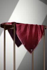 %100 Twill İpek Monogram Desenli Bordo Renkli 90x90 Eşarp Dikim Şekli : El Dikişi