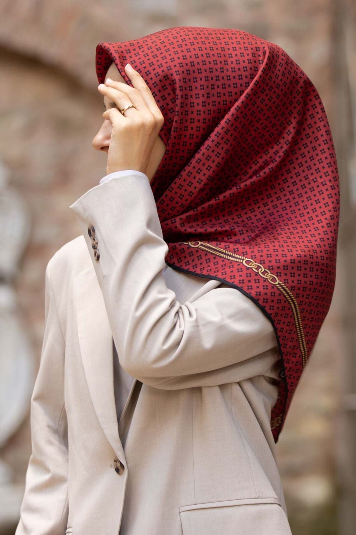 %100 Twill İpek Zincir Desenli Bordo - Siyah Renkli 90x90 Eşarp Dikim Şekli : El Dikişi