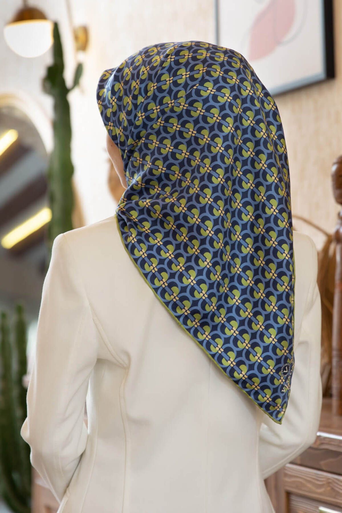 %100 Twill İpek Geometrik Desenli Lacivert - Fıstık Yeşili Renkli 90x90 Eşarp Dikim Şekli : El Dikiş
