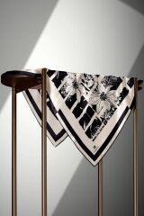 %100 Twill İpek Çiçekli ve Geometrik Desenli Krem - Siyah Renkli 90x90 Eşarp Dikim Şekli : El Dikişi