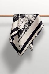 %100 Twill İpek Çiçekli ve Geometrik Desenli Krem - Siyah Renkli 90x90 Eşarp Dikim Şekli : El Dikişi