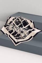 %100 Twill İpek Çiçekli ve Geometrik Desenli Krem - Siyah Renkli 90x90 Eşarp Dikim Şekli : El Dikişi