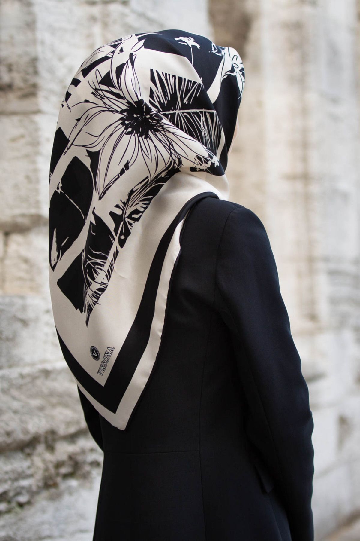 %100 Twill İpek Çiçekli ve Geometrik Desenli Krem - Siyah Renkli 90x90 Eşarp Dikim Şekli : El Dikişi