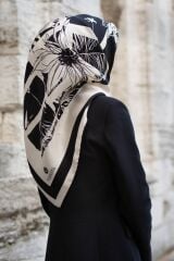 %100 Twill İpek Çiçekli ve Geometrik Desenli Krem - Siyah Renkli 90x90 Eşarp Dikim Şekli : El Dikişi