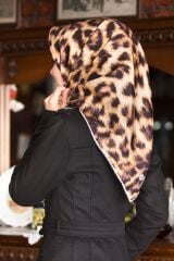 %100 Twill İpek Leopar Desenli Hardal - Siyah  Renkli 90x90 Eşarp Dikim Şekli : El Dikişi