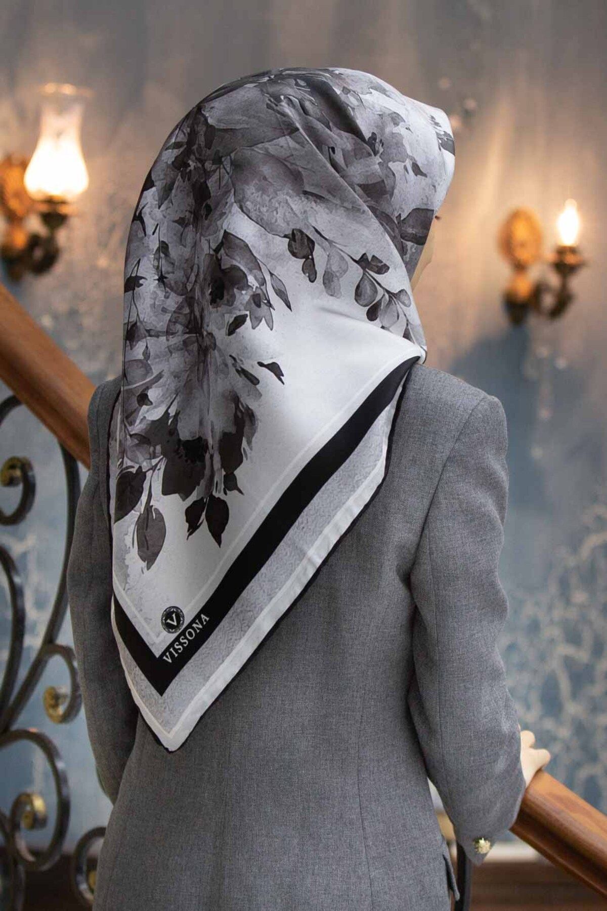 Vissona Twill İpek Bahar Çiçekleri Desenli Eşarp Siyah Beyaz