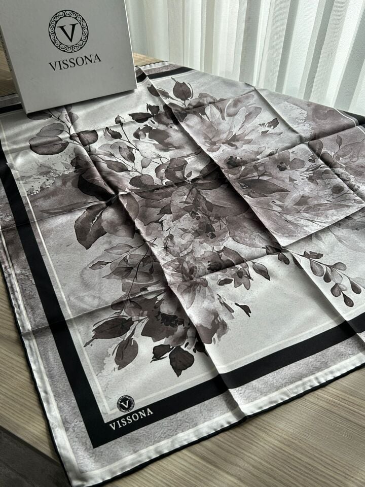 Vissona Twill İpek Bahar Çiçekleri Desenli Eşarp Siyah Beyaz