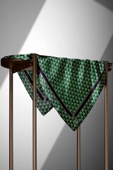 %100 Twill İpek Geometrik Desenli Zümrüt Yeşili - Siyah Renkli 90x90 Eşarp Dikim Şekli : El Dikişi