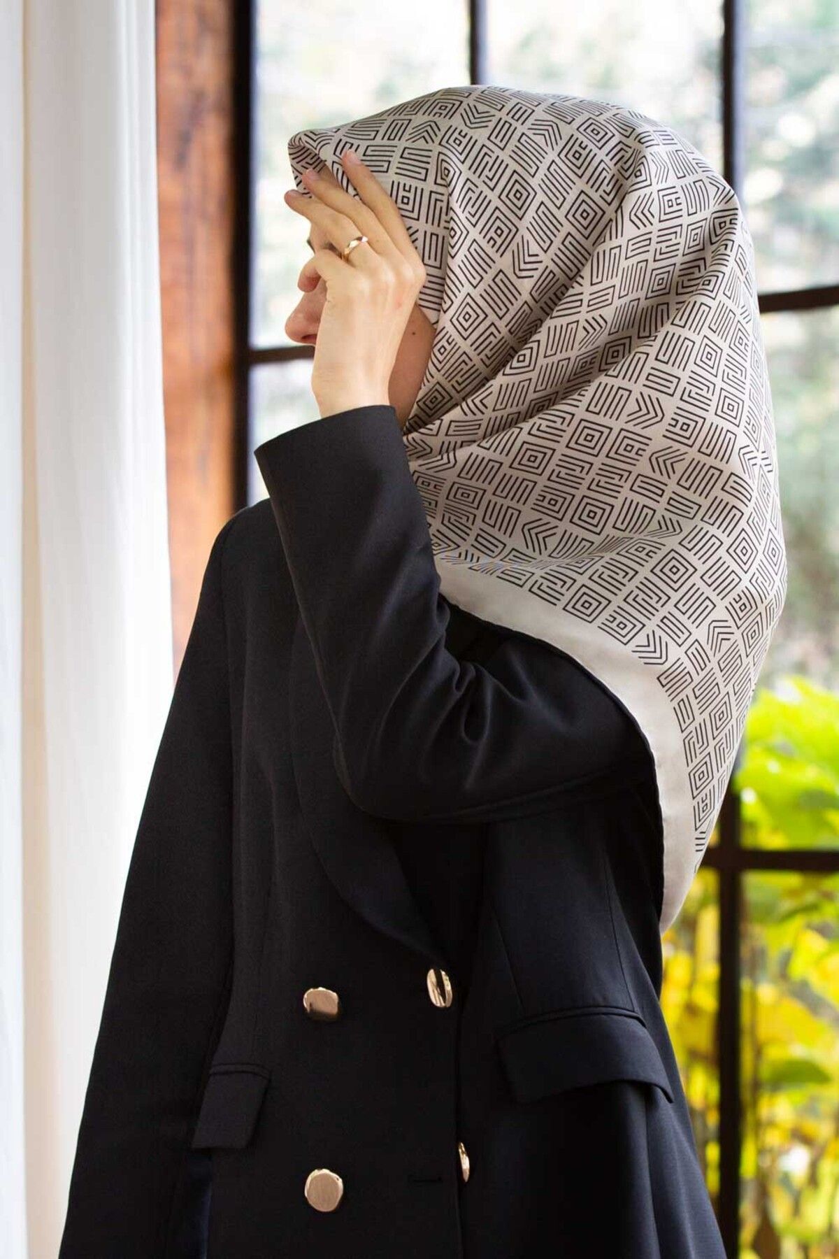 100% Twill İpek Etnik Motif Desenli Krem - Siyah Renkli 90x90 Dikim Şekli : El Dikişi Eşarp