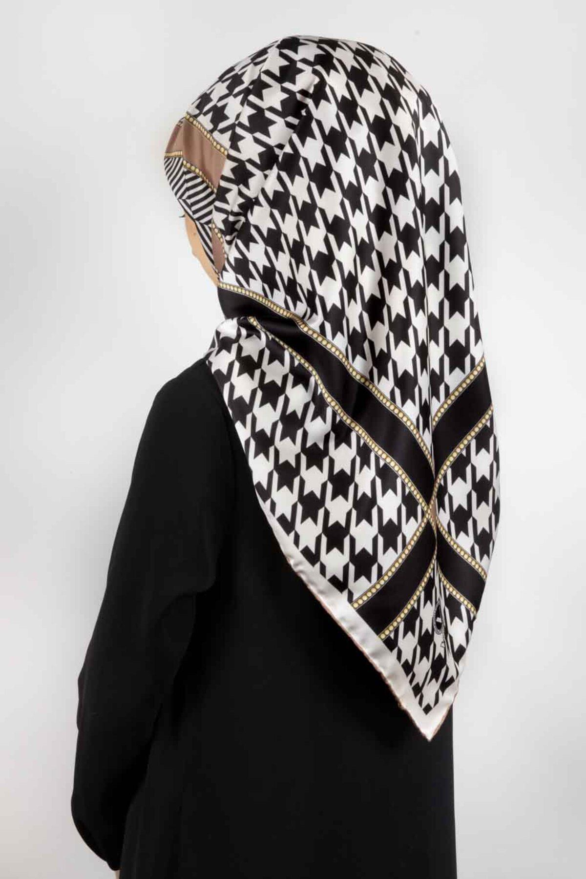 Twill Kazayağı Desenli Bej Renkli 90x90 Eşarp (İpek İçermez) Kenar Dikiş Şekli El Dikişli