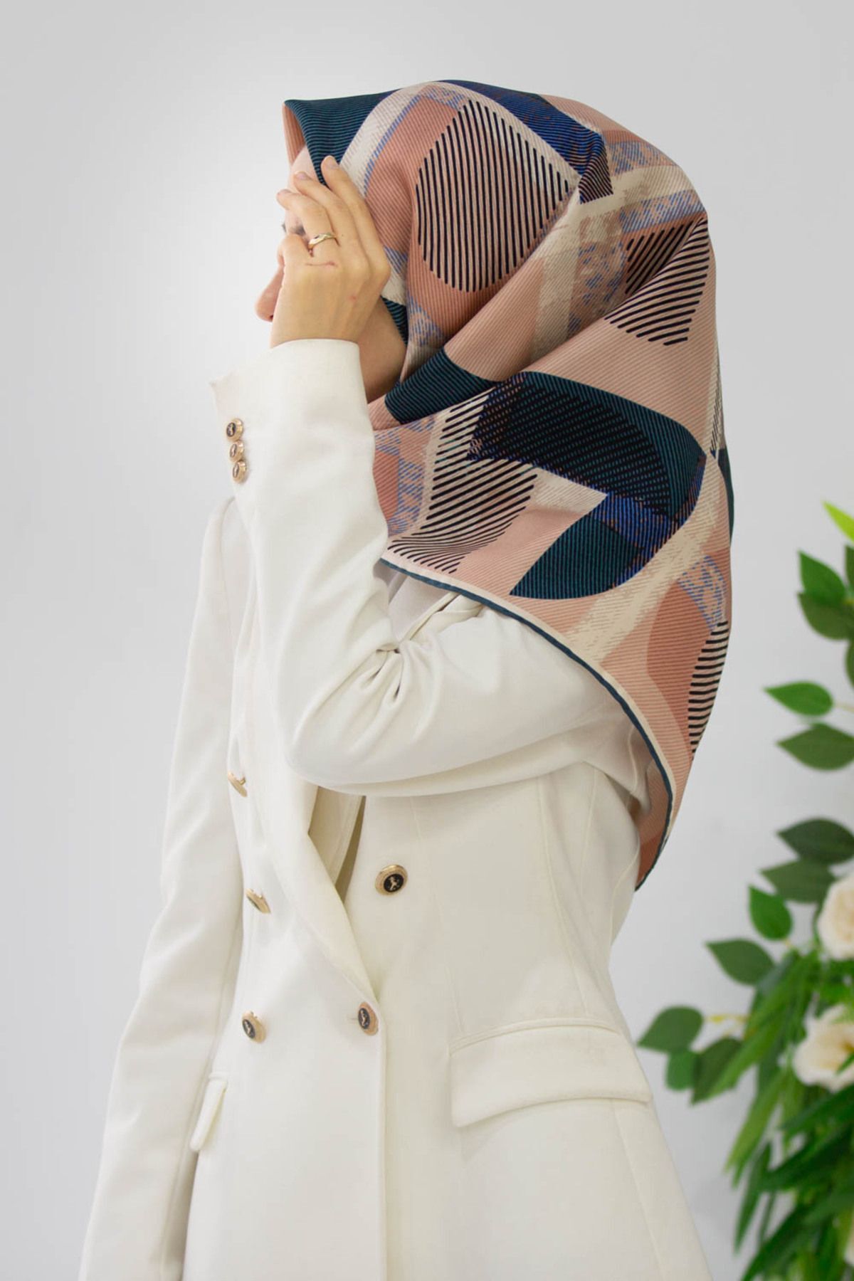 %100 Twill Ipek Geometri Desenli Lacivert - Vizon Renkli 90x90 Eşarp Kenar Dikiş Şekli El Dikişli