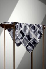 %100 Twill Ipek Geometri Desenli Siyah-krem Renkli 90x90 Eşarp Kenar Dikiş Şekli El Dikişli