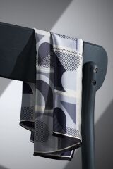%100 Twill Ipek Geometri Desenli Siyah-krem Renkli 90x90 Eşarp Kenar Dikiş Şekli El Dikişli