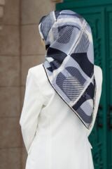 %100 Twill Ipek Geometri Desenli Siyah-krem Renkli 90x90 Eşarp Kenar Dikiş Şekli El Dikişli