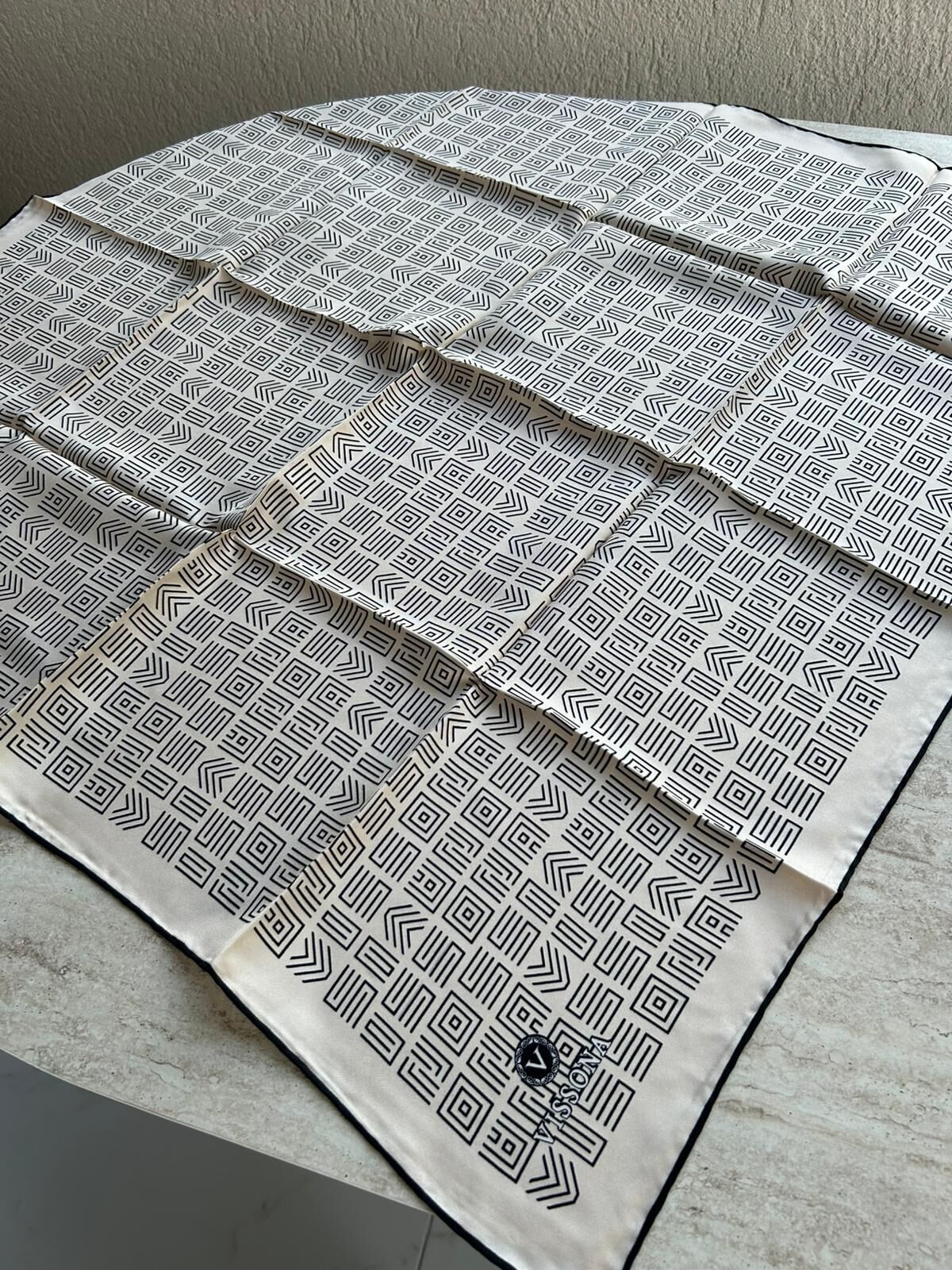 Vissona Twill İpek Etnik Motif Desenli Eşarp Krem